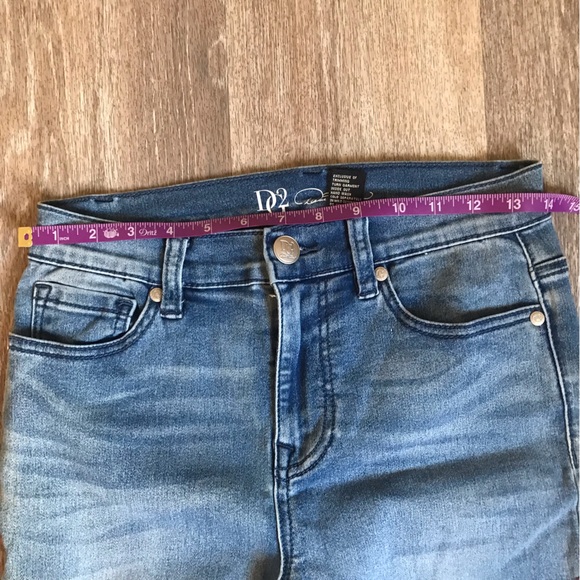 Like new! Diane Gilman Embroidery Roses Jeans. Size 4. Soft! - Picture 9 of 9